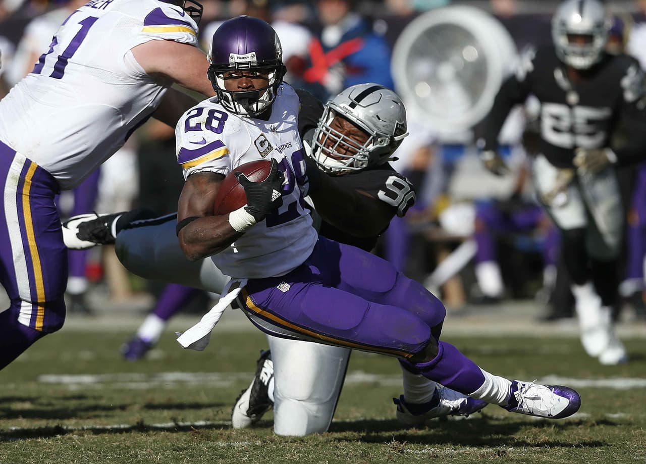 Los Minnesota Vikings vencieron 30 - 14 a los Oakland Raiders para ligar 5 victorias y apoderarse del liderato en el Norte NFC.