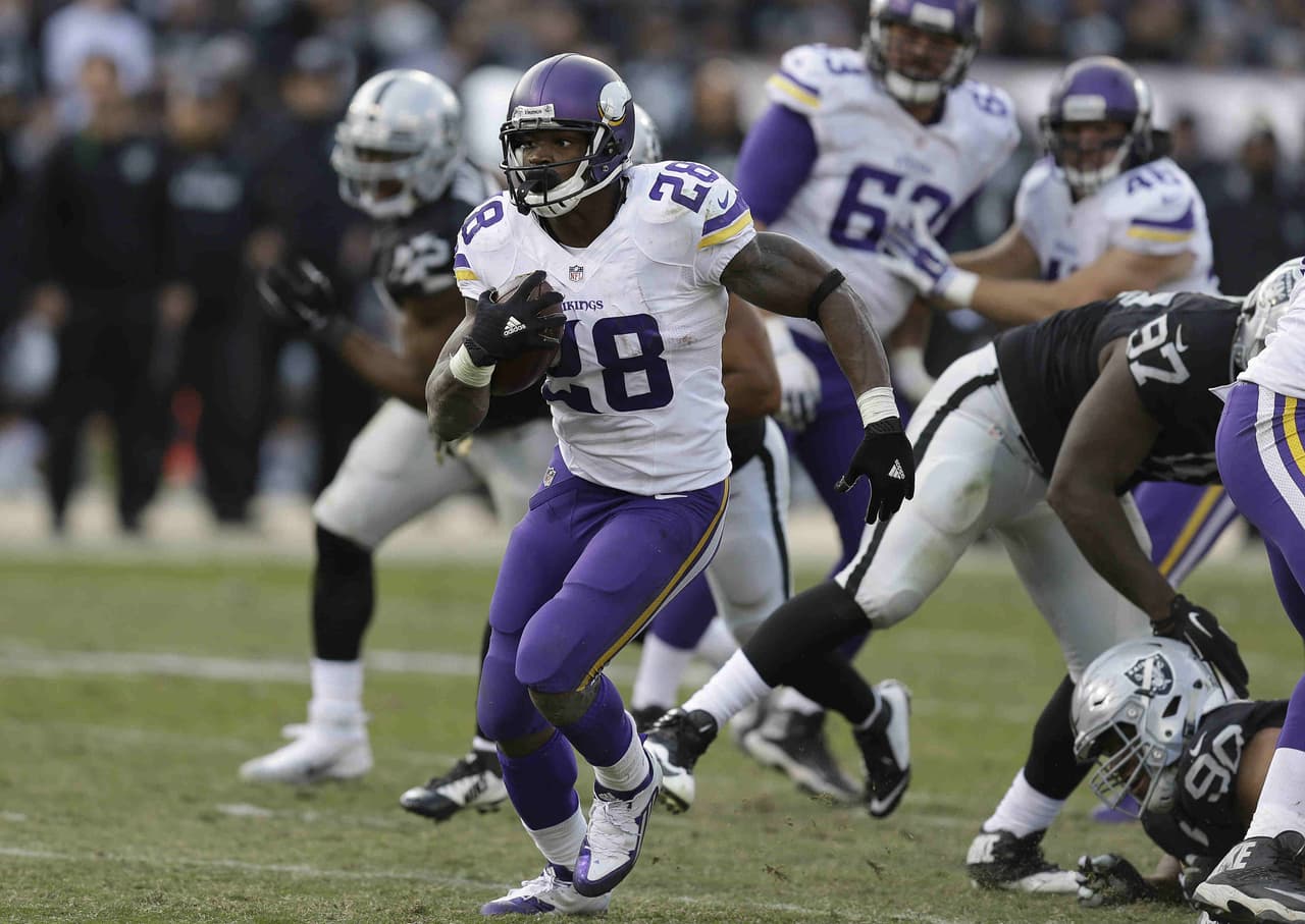 Los Minnesota Vikings vencieron 30 - 14 a los Oakland Raiders para ligar 5 victorias y apoderarse del liderato en el Norte NFC.