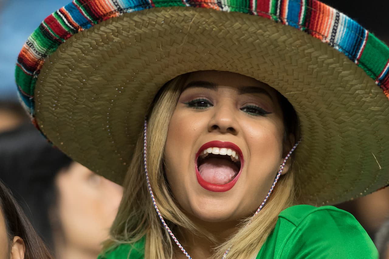 La afición del
<i>Tri </i>llegó en masa al AlamoDome y la belleza de las mujeres no se hizo esperar.