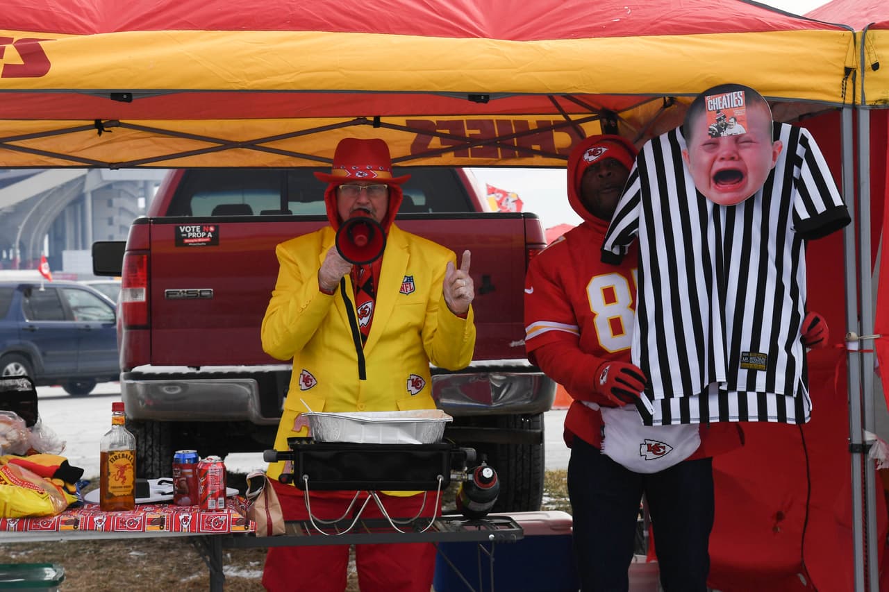 En las afueras de Arrowhead Stadium se reunieron los fanáticos de los Chiefs para entrar en calor antes de la Final de la AFC.
