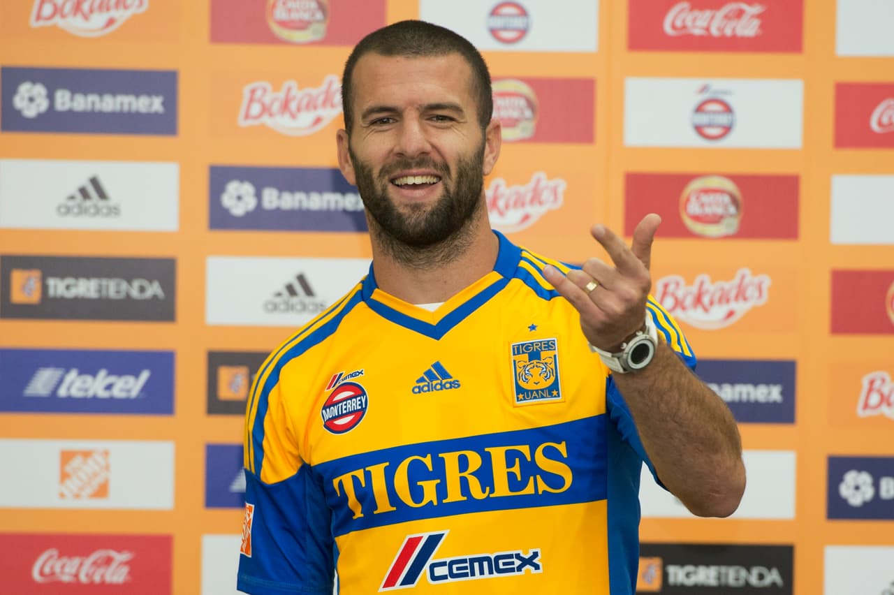 En cuanto a contrataciones, la siguiente rutilante fue Emanuel Villa desde Pumas, aunque el argentino solo jugó 2 temporadas y media con los 'Felinos' y no fue trascendental en el equipo universitario.