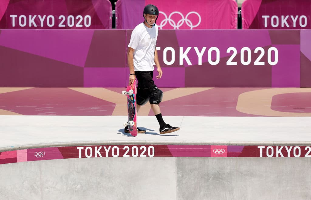 Las dos organizaciones benéficas a las que se destinarán las ganancias son el Skatepark Project, así como 5 Gyres, una organización ambiental sin fines de lucro.