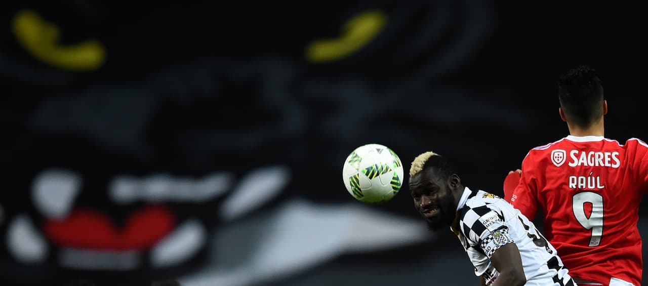 Perseguido por las deudas, en 2008 el Boavista fue descendido administrativamente a la segunda división. Hoy está de vuelta en primera, pero nadie va a verlo. Y en lugar de mostrar gradas vacías se prefiere colocar una manta con una pantera negra gigantesca.