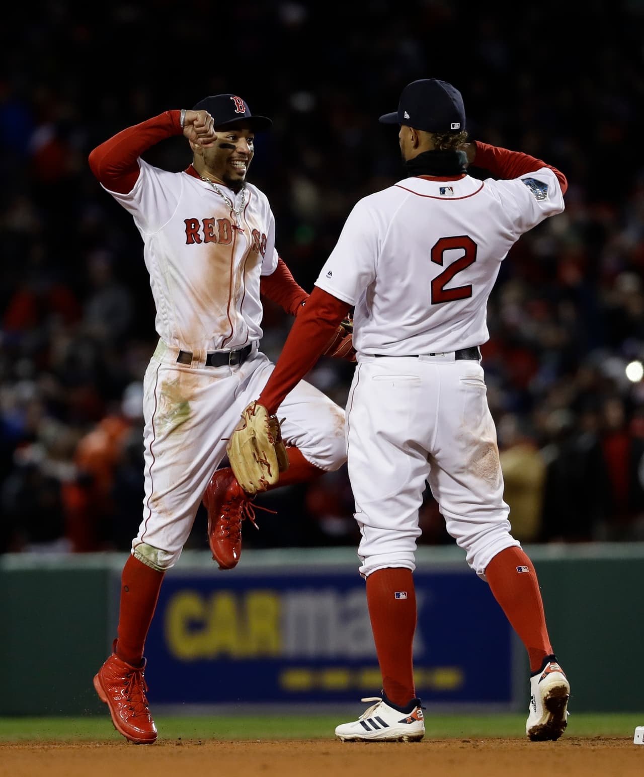 Un sencillo de JD Martínez en el quinto capítulo desbalanceó el Juego 2 de la Serie Mundial 2018 que deja con ventaja de 2-0 a Boston, aunque la contienda viaja a Los Ángeles.