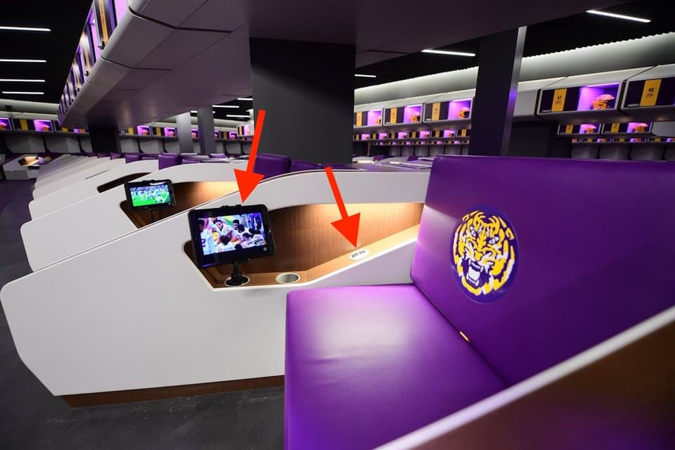 El asiento también tiene un soporte para iPad y puertos de carga para dispositivos electrónicos.