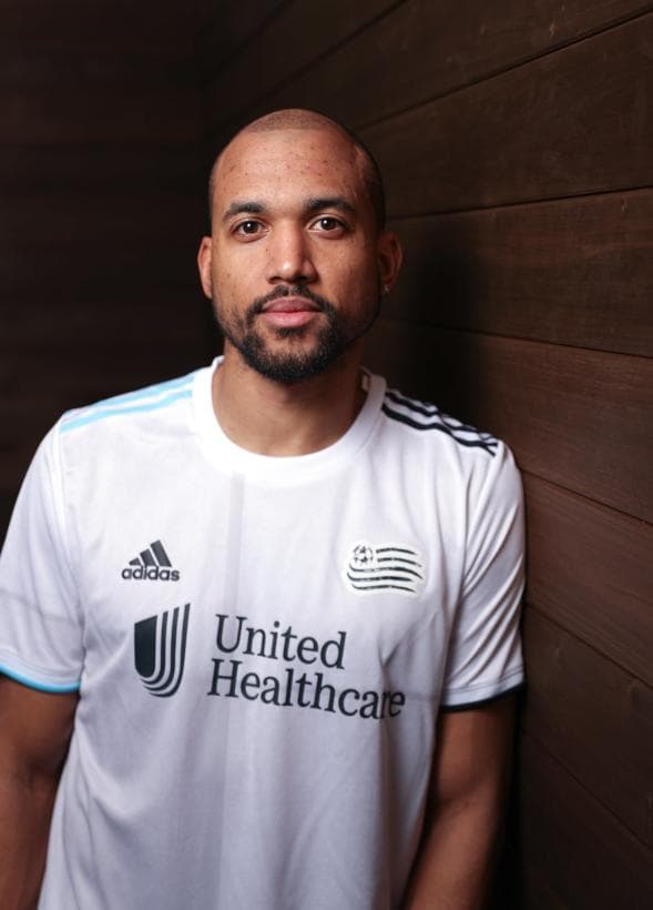 La combinaci´on de colores en esta camiseta difiere bastante del uniforme principal.