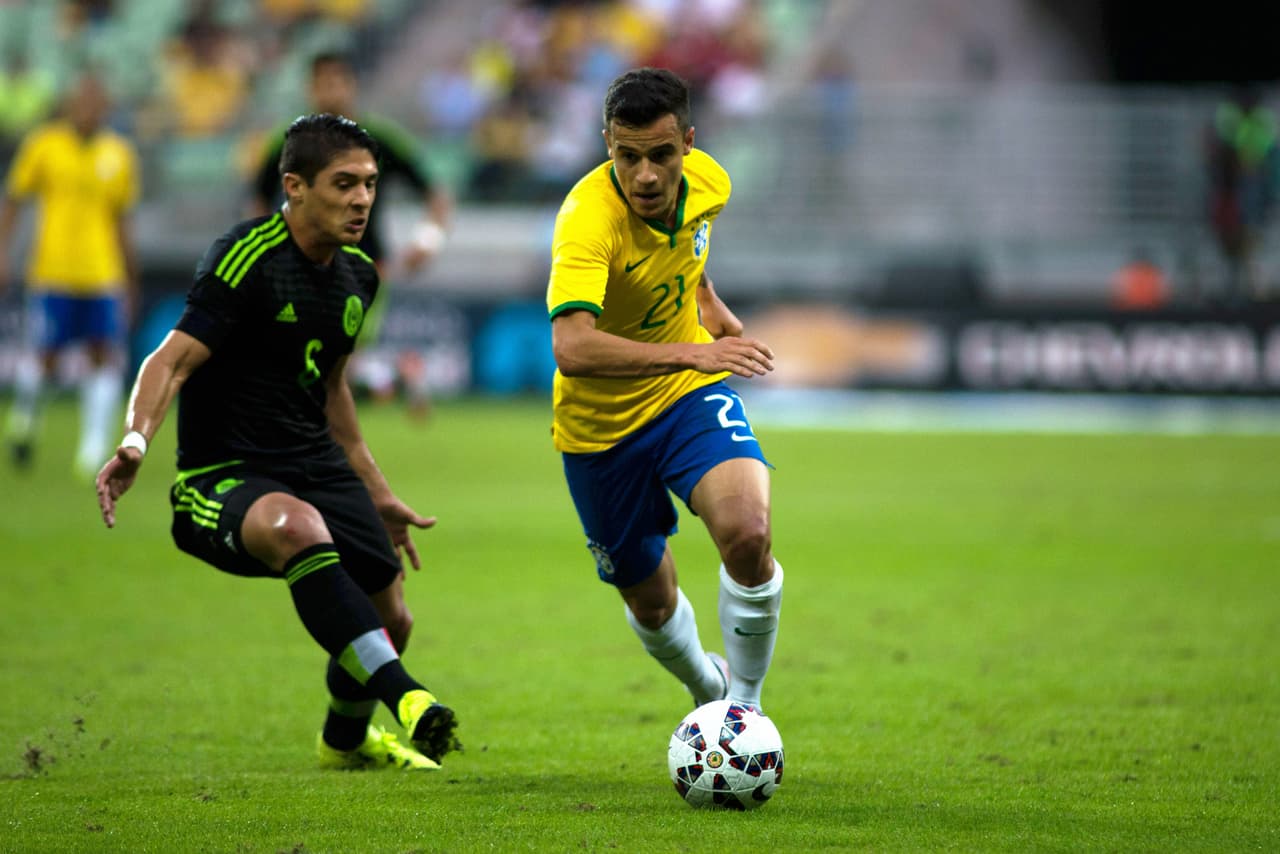 El volante de México protagonizó el juego brusco grave con una barrida temeraria sobre el defensor de Brasil que salió lesionado por unos instantes.