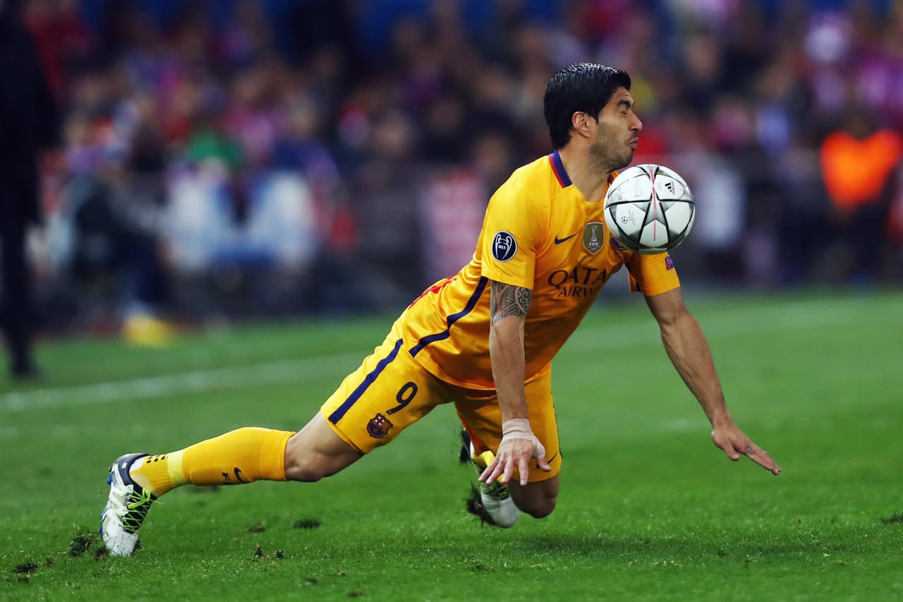 Suárez trató de pesar en el ataque pero salió errático y no tuvo la claridad con la pelota de otras tardes.