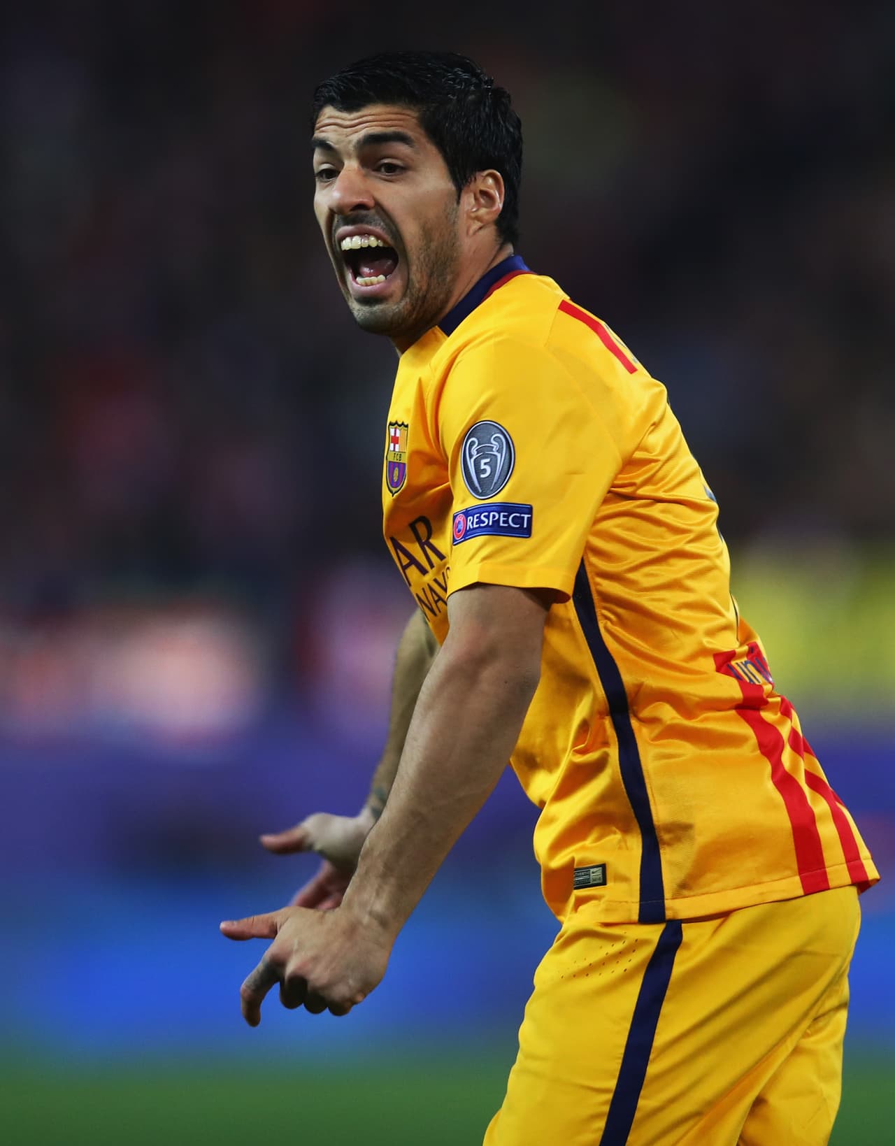 El 'Pistolero' uruguayo reclamó las decisiones arbitrales que afectaron a su equipo pese a reventar con un codazo a su compatriota Diego Godín quien saldría con la ceja inflamada.