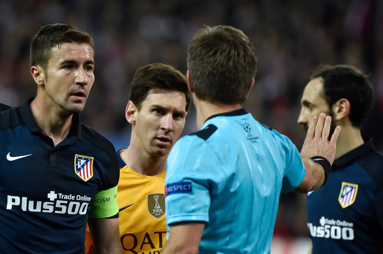 Leo Messi reclamó al árbitro la mano de Gabi pero el silbante señaló la infracción en los linderos del área.