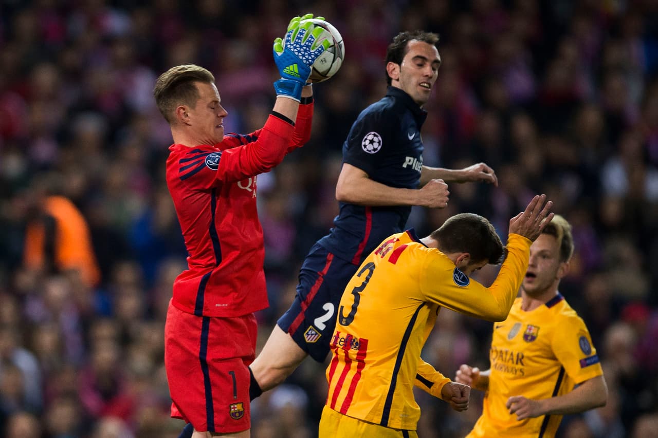 Marc-André Ter Stegen se notó nervioso con el juego aéreo de los Colchoneros y no gozó de la confianza de sus zagueros para dominar por arriba.