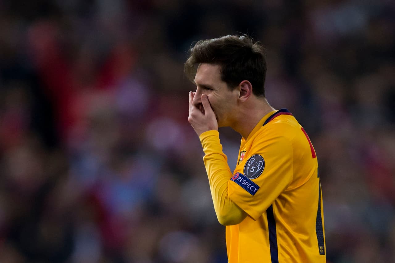 Messi no podía creer lo que estaba pasando en el Vicente Calderón donde hace dos años también quedaron fuera de la Champions en la misma instancia.