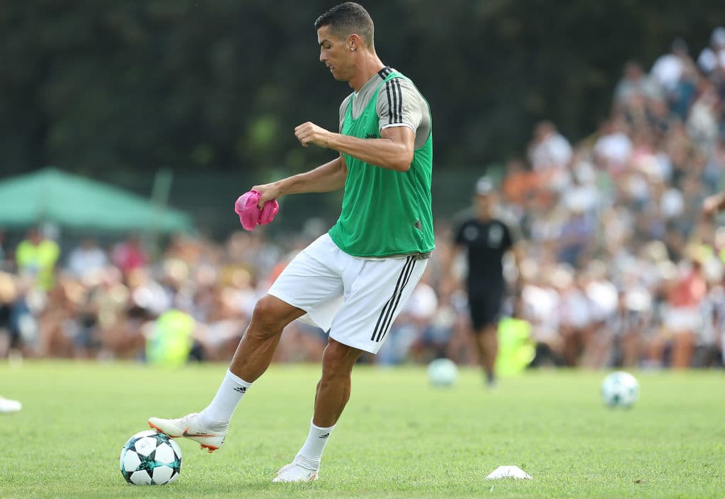 En el calentamiento, Cristiano Ronaldo ya recibía el cariño de los aficionados 'bianconeros'.