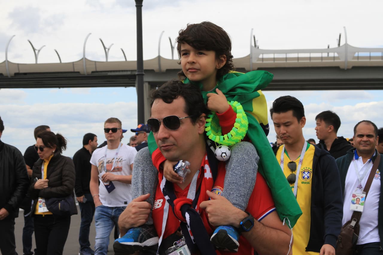 El colorido y el entusiasmo se apoderó de San Petersburgo en medio de la fiesta de los fanáticos de Brasil y Costa Rica por el segundo partido para cada uno en el grupo E del Mundial Rusia 2018.