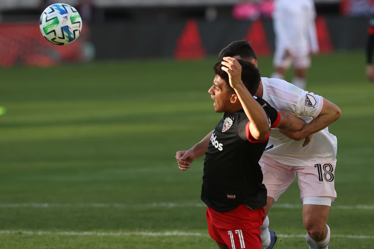 Penal clarísimo sobre Yamil Asad, Dylan Nealis es el infractor, y el árbitro se va a los 11 pasos.