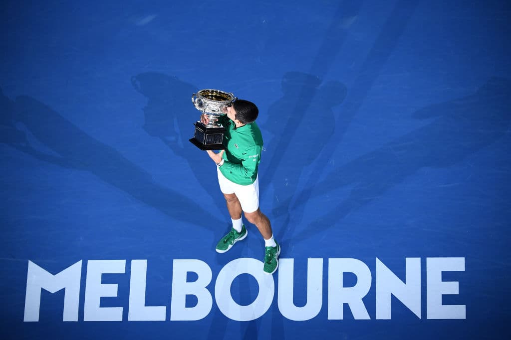 Con una gran remontada, Djokovic vence al austriaco Dominic Thiem con parciales de 6-4 / 4-6 / 2-6 / 6-3 / 6-4 y, por octava ocasión, se lleva el Australian Open y vuelve a ser el número uno.