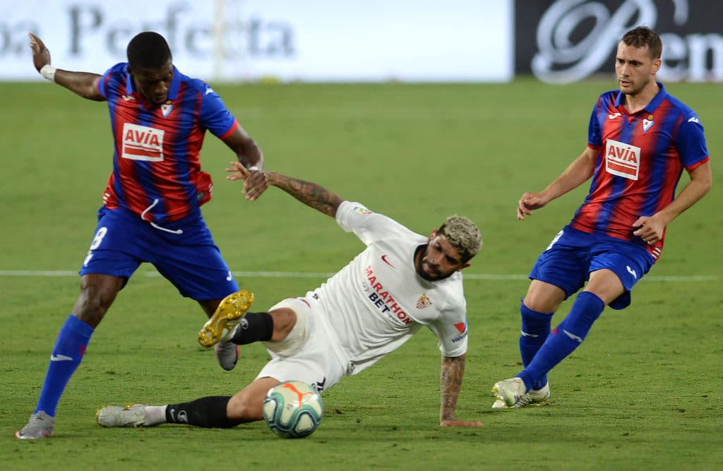 Ever Banega roba el balón y sale con la pelota controlada en medio de dos jugadores del Eibar.