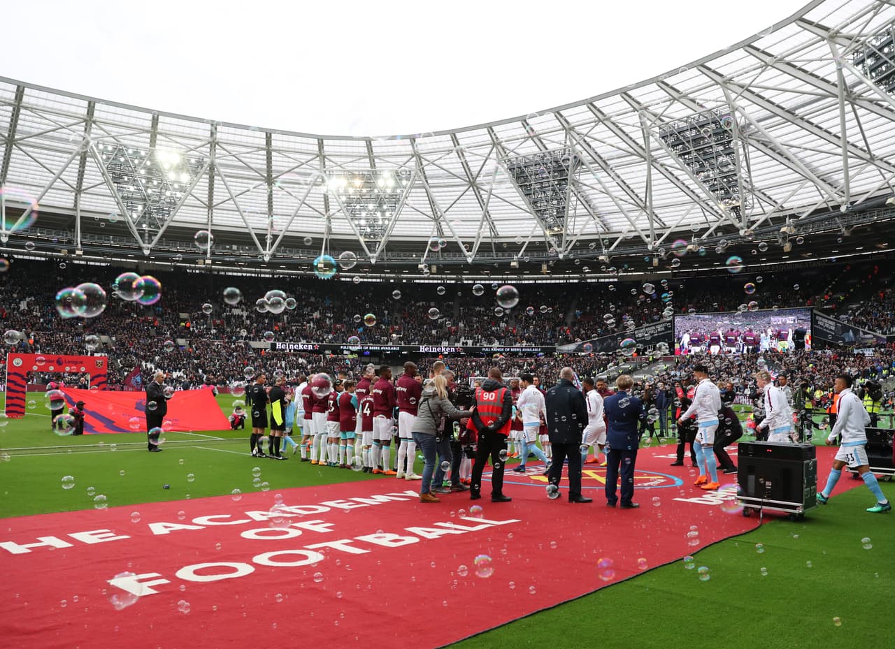 A la salida al campo, los jugadores del West Ham le hicieron el pasillo a los del City por la obtención del título de Premier.