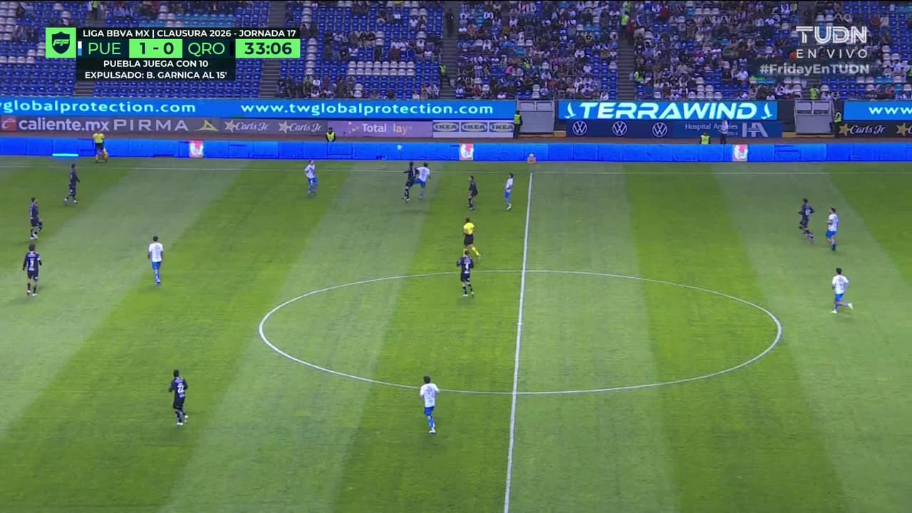 ¡CERCA! Jean Unjanque disparó que se estrella en el poste.