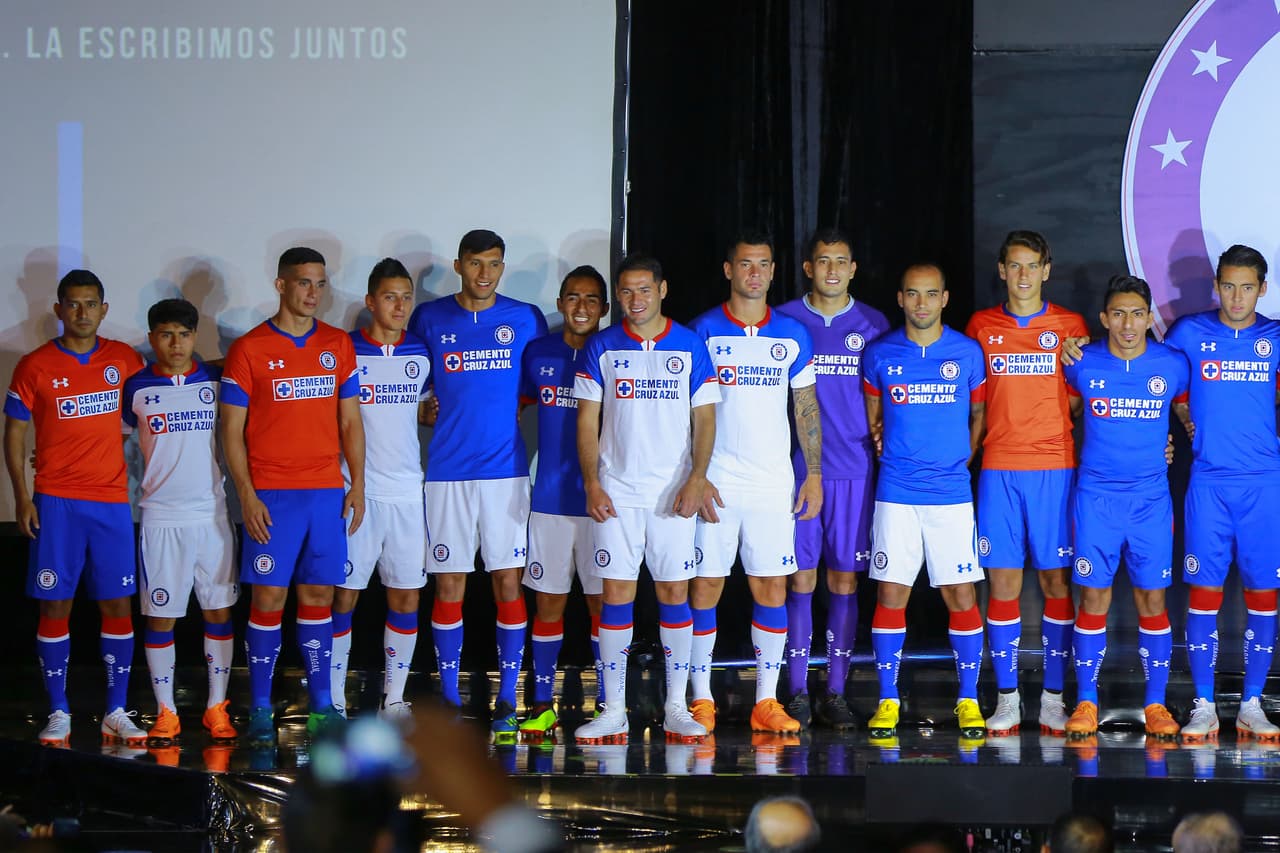 La tercera equipación o uniforme alternativo será con playera en color rojo y short y calcetas azules.
<br>