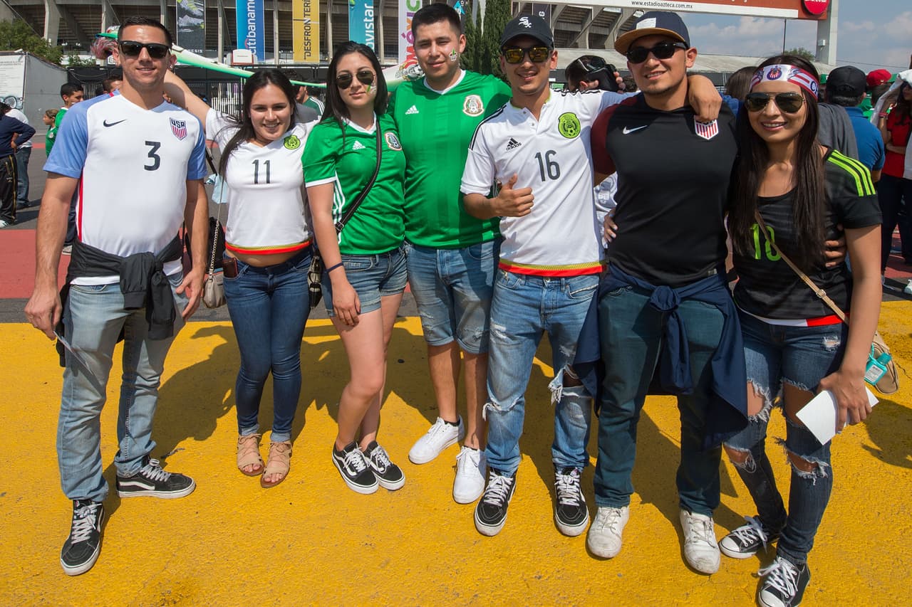 Las banderas, los atuendos típicos y el verde, blanco y rojo se hicieron presentes en el Estadio Azteca. Como siempre, la afición mexicana respondió para apoyar a la Selección.