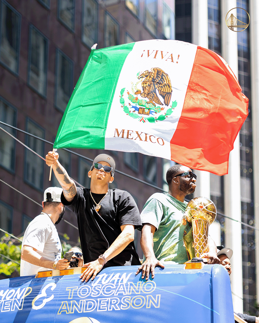 Desde que los Golden State Warriors salieron 
<a href="https://www.univision.com/deportes/nba/historico-juan-toscano-primer-mexicano-campeon-nba-golden-state-warriors-2022">campeones de la NBA</a>, la bandera de México ha sido fotografiada en múltiples ocasiones junto al afamado trofeo Larry O'Brien.
