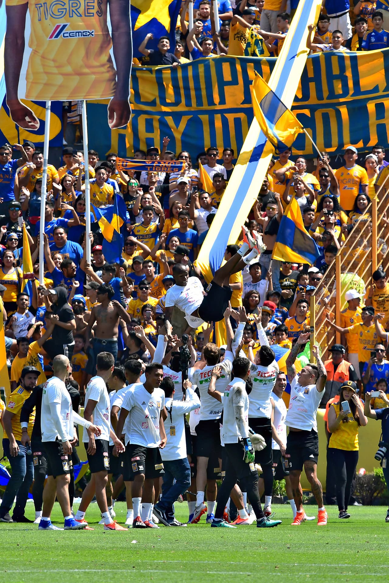 Tigres UANL tendrá que remontar en casa el 1-0 contra Monterrey y por eso antes del juego de vuelta de la Final de Liga de Campeones de Concacaf recibió el cariño y calidez de sus hinchas en un entrenamiento.