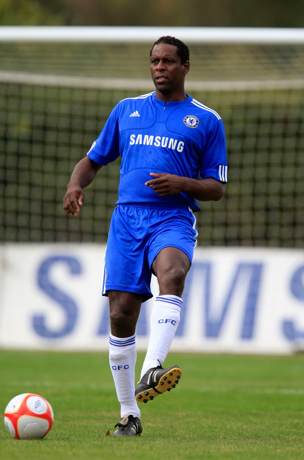 Ken Monkou, de Surinam, tuvo un gran paso por el Chelsea e inició su carrera en el Feyenoord. Tras dejar el fútbol se dedicó a un restaurante de crepes y posteriormente tuvo algunas apariciones como panelista de Chelsea TV y programas deportivos en Holanda.