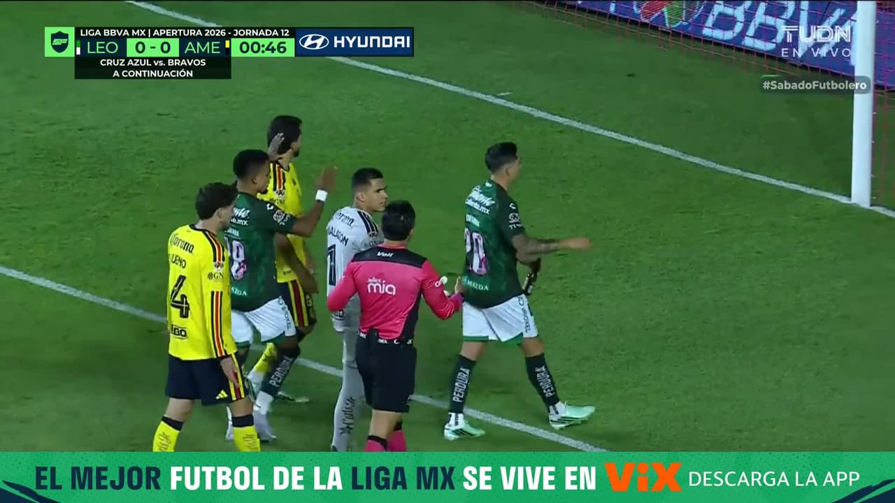 Pudo ser una tragedia: avientan botella a Henry Martín en pleno juego