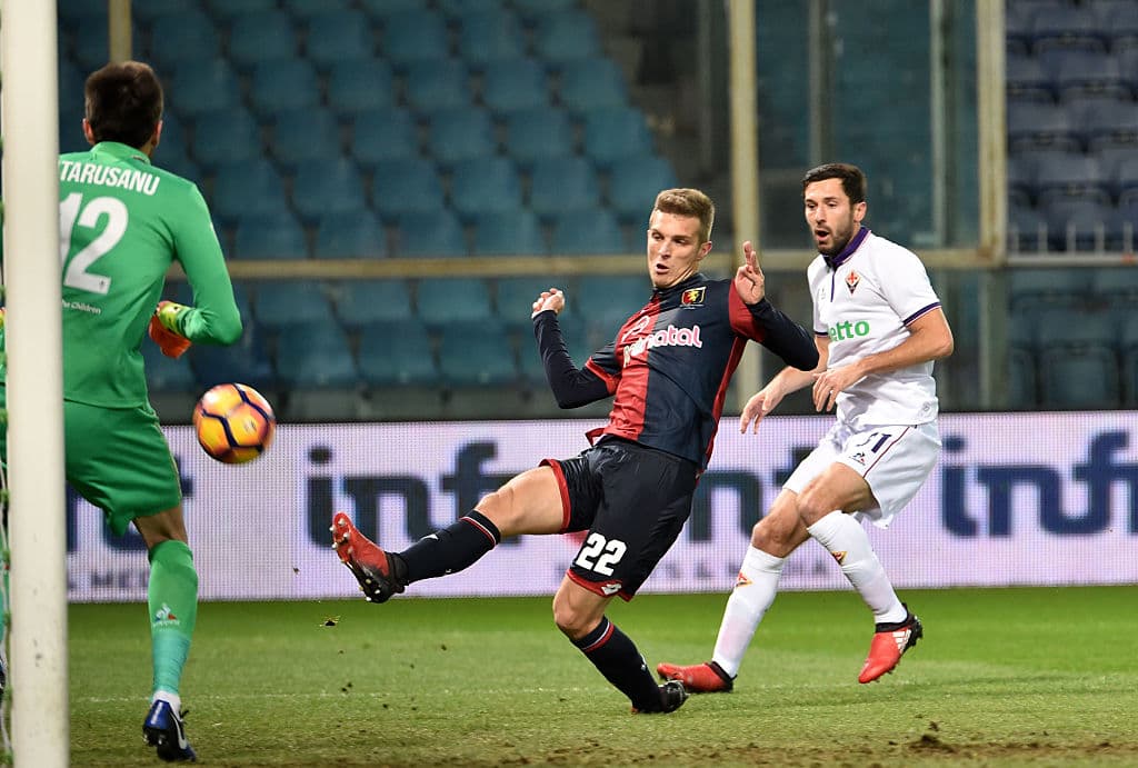 Darko Lazovic del Génova marca el 1-0 ante la Fiorentina.