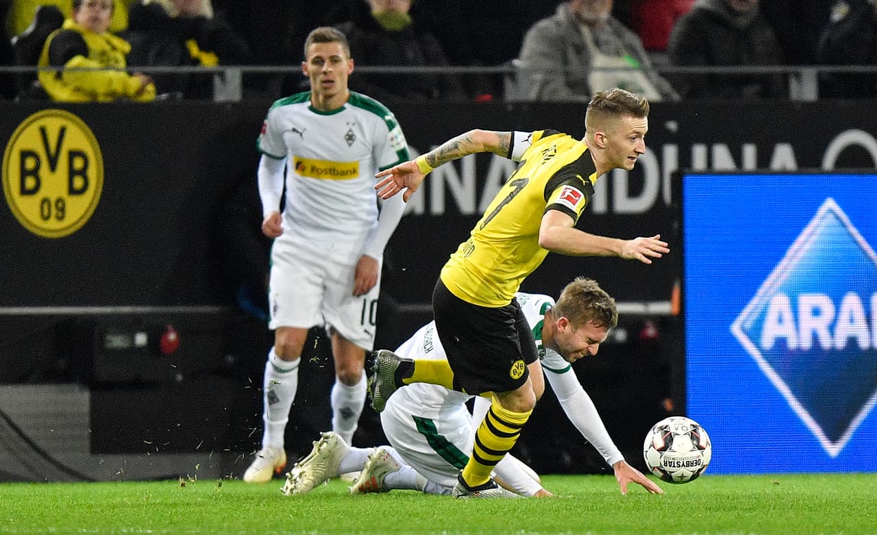 Al volcarse a la ofensiva el Mönchegladbach, los espacios quedaban a disposición del Dortmund. Aquí Reus conduciendo un contragolpe pero no tuvieron éxito los de casa.