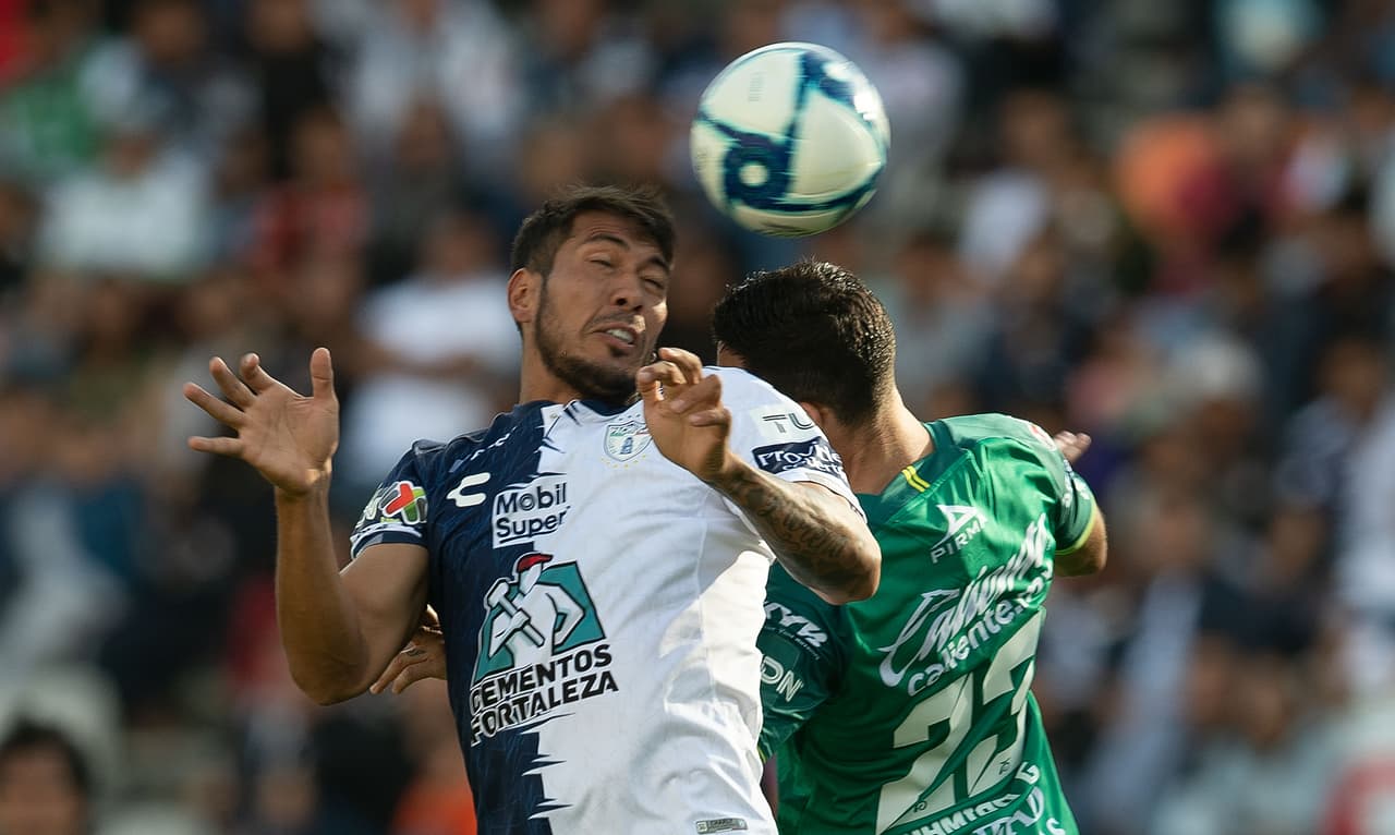 Una falta sobre Leonardo Ulloa fue marcada como penal para Pachuca.