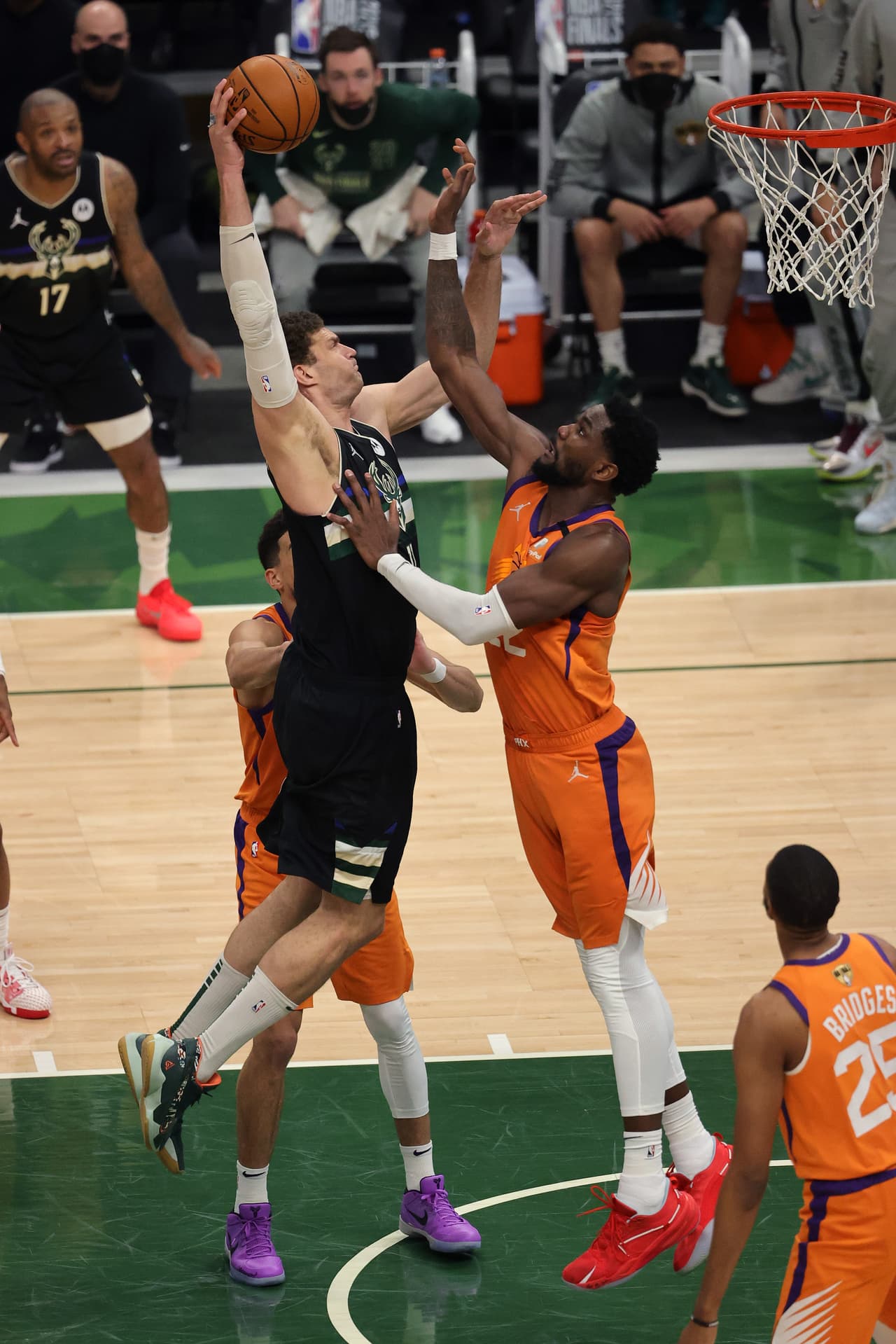 Una violenta clavada de Brook López a la mitad del tercer cuarto despertó momentáneamente a los Bucks, que lograron darle la vuelta al marcador por tres puntos.