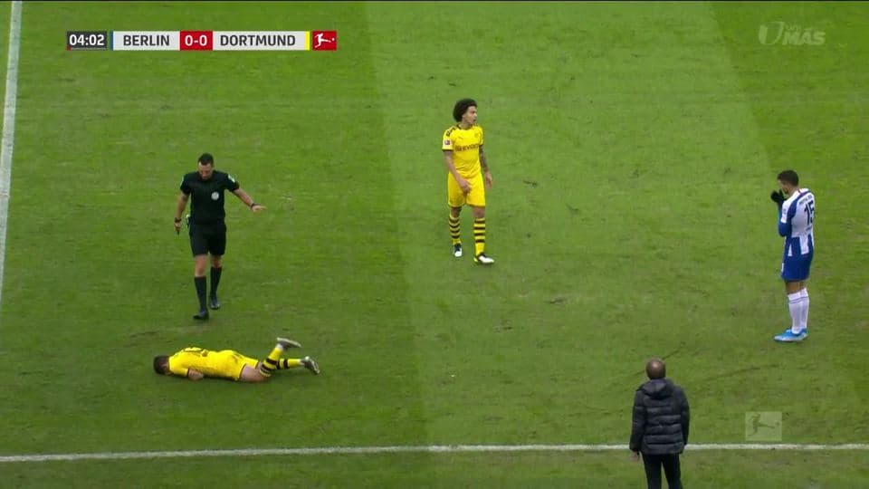 Tarjeta amarilla. El árbitro amonesta a Marko Grujic de Hertha BSC