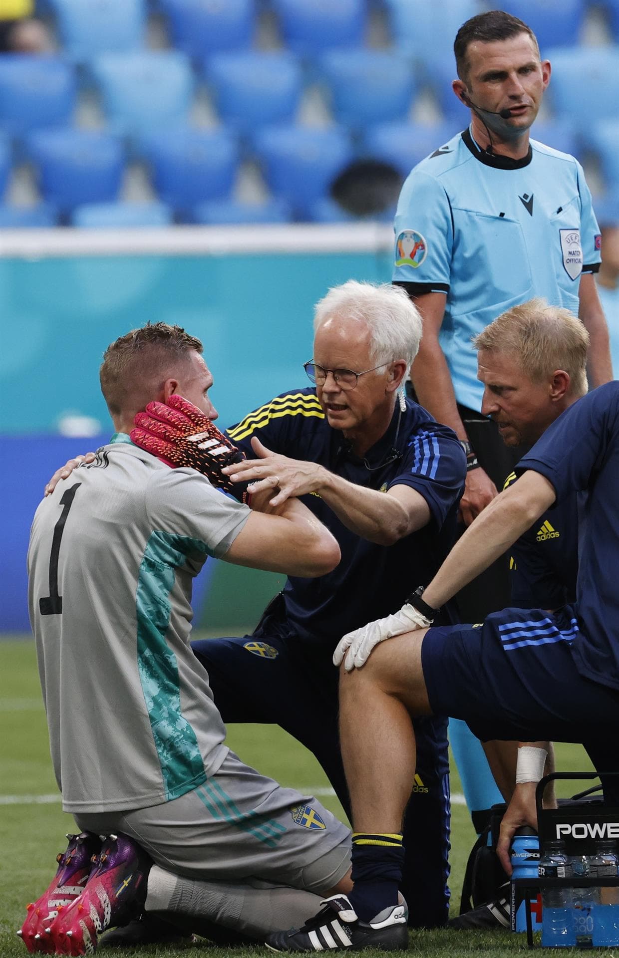 Suecia, de último minuto, derrota a Polonia 3-2 en el Grupo E de la Euro 2020 y califica como primer lugar a Octavos. Emil Forsberg anotó doblete durante el encuentro y Viktor Claesson se encargó de anotar el tercer tanto, mientras que los goles de Robert Lewandowski no le alcanzó a la escuadra polaca y queda fuera de la competencia.