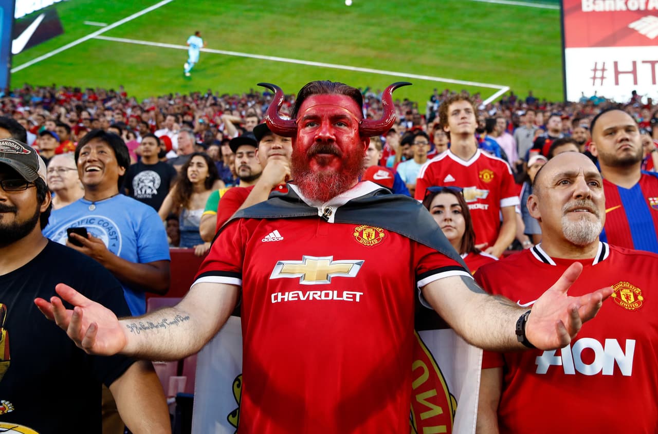 Lejos de losdos mejores, Manchester United es tercero con 111.821.507 seguidores, aunque no maneja cuentas en Periscope ni en Youtube.