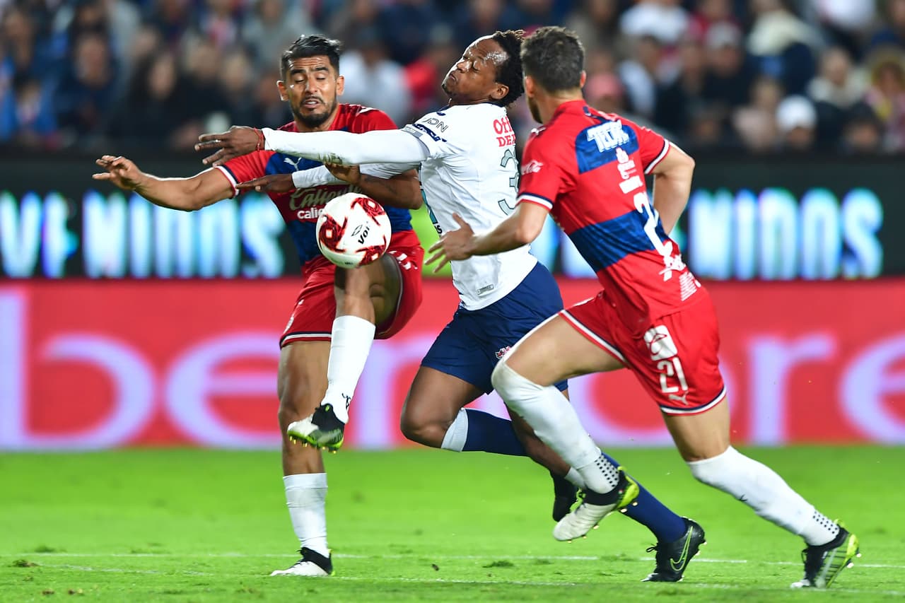 Ni Pachuca ni Chivas logran romper las redes y se dividen los puntos.