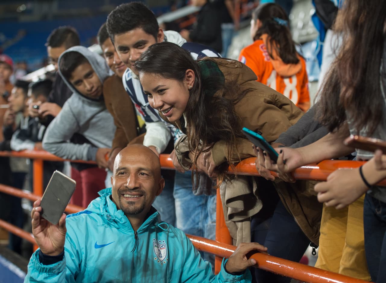 Con 45 años de edad y en el cierre de su carrera, al 'Conejo' todavía le sigue la afición como a un ídolo.
