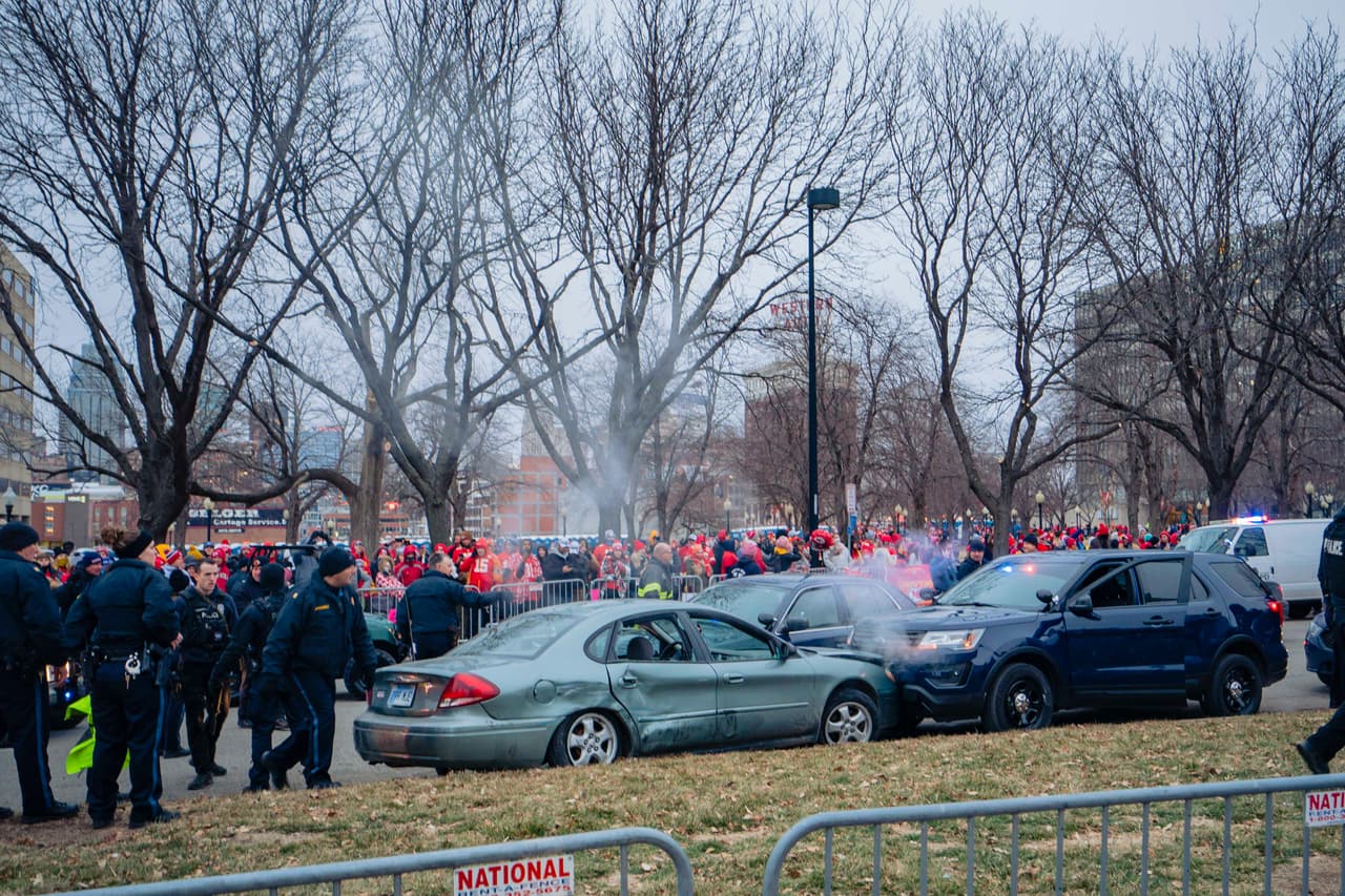 Instantes antes del desfile en Kansas City, Missouri, donde la gente ya espera a los Chiefs, se presentó una persecución que tuvo éxito.