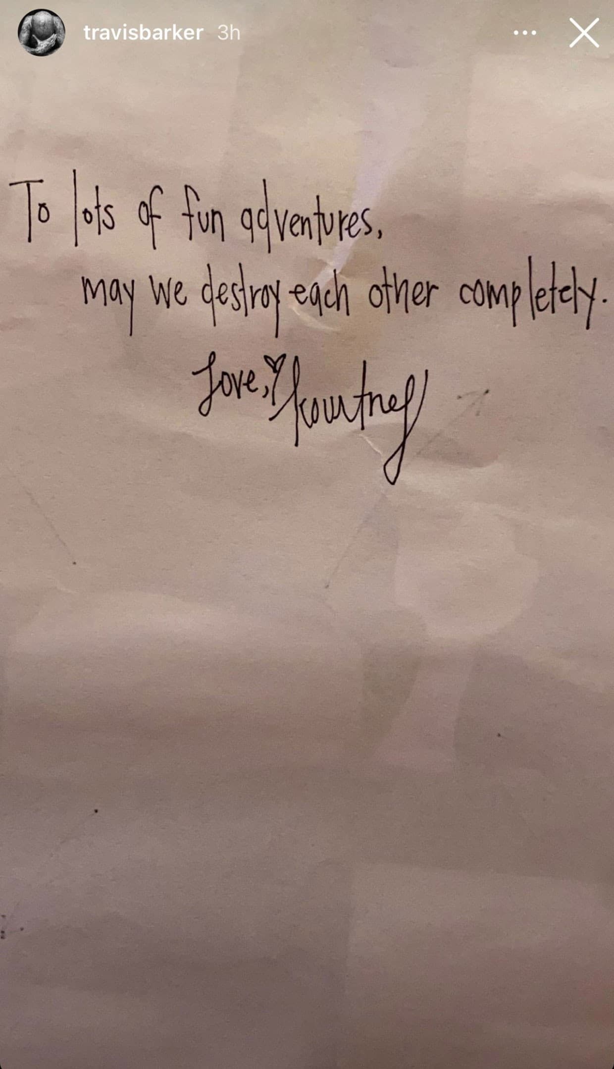 "Para muchas aventuras divertidas, que nos destruyamos por completo. Con amor, Kourtney", escribió Kardashian.