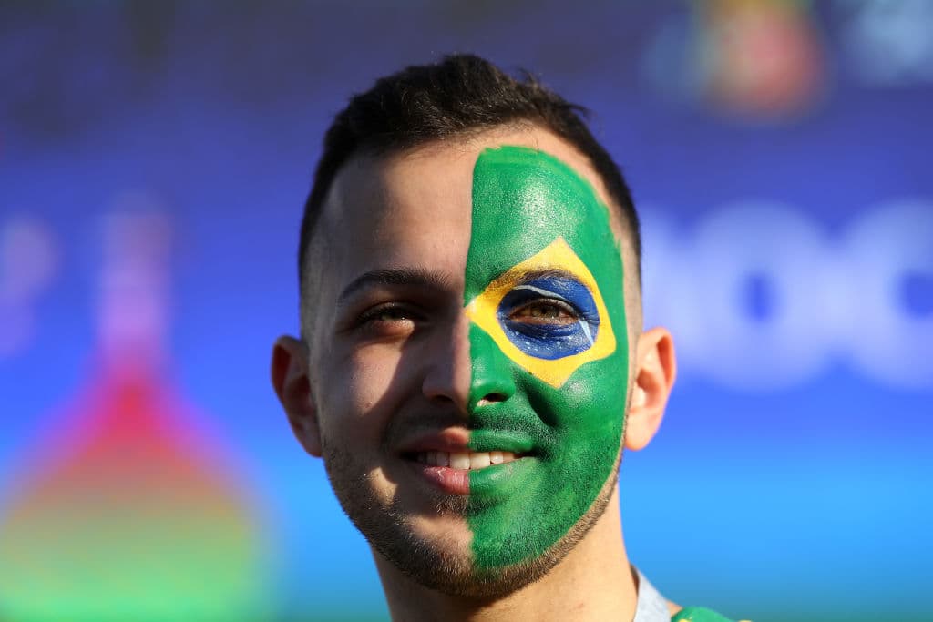 La colorido de Brasil y la fiesta de Serbia marcan dos estilos diferentes de sus hinchas y eso es algo que se refleja en medio del partido del grupo E del Mundial de Rusia 2018.
