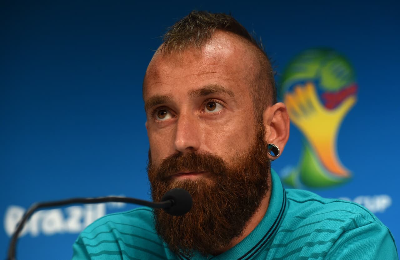 Raúl Meireles, mediocampista portugués, fue el pionero de dejarse crecer el vello facial entre los futbolistas. Su "look" data ya de varios años, cuando pocos hubieran apostado por él.