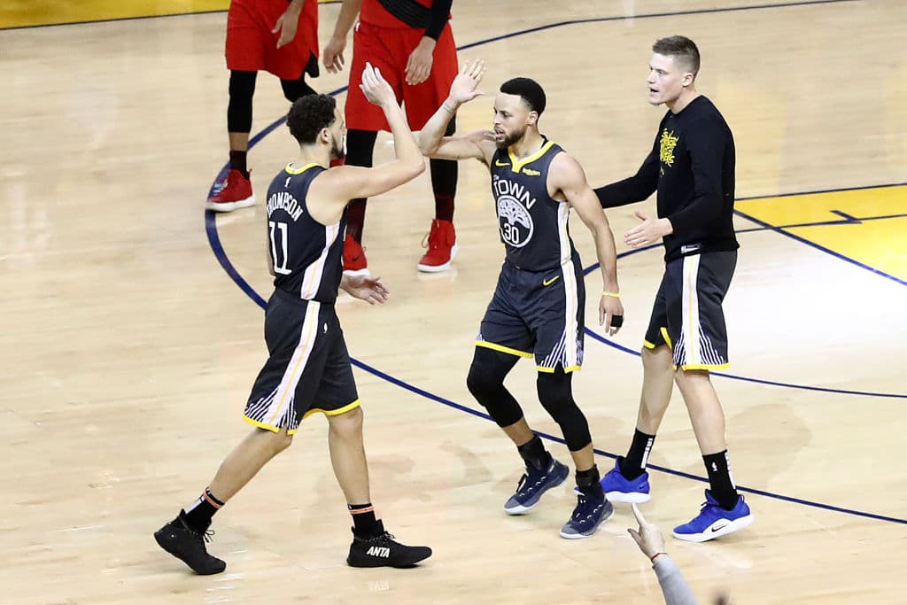 Con 37 Puntos Stephen Curry rescató de una posible derrota a los Golden State Warriors al llevarse el Juego 2 de la Final de la Conferencia del Oeste en Oracle Arena por 114-111 sobre unos Portland Trail Blazers que dieron un gran juego, pero que no fue suficiente para arrancarle la victoria a los campeones de la NBA. Tuvo Portland ventaja de 15 puntos al medio tiempo y de ocho en el cuarto periodo, pero todo se derrumbó para los visitantes.