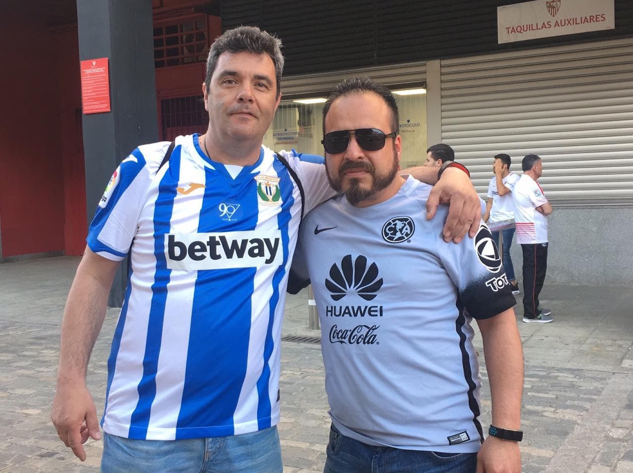 Fanáticos presentes en las afueras del Estadio Ramón Sánchez Pizjuán para el juego entre Sevilla y Leganés por la jornada 36 de LaLiga, uno de ellos con la playera del América.