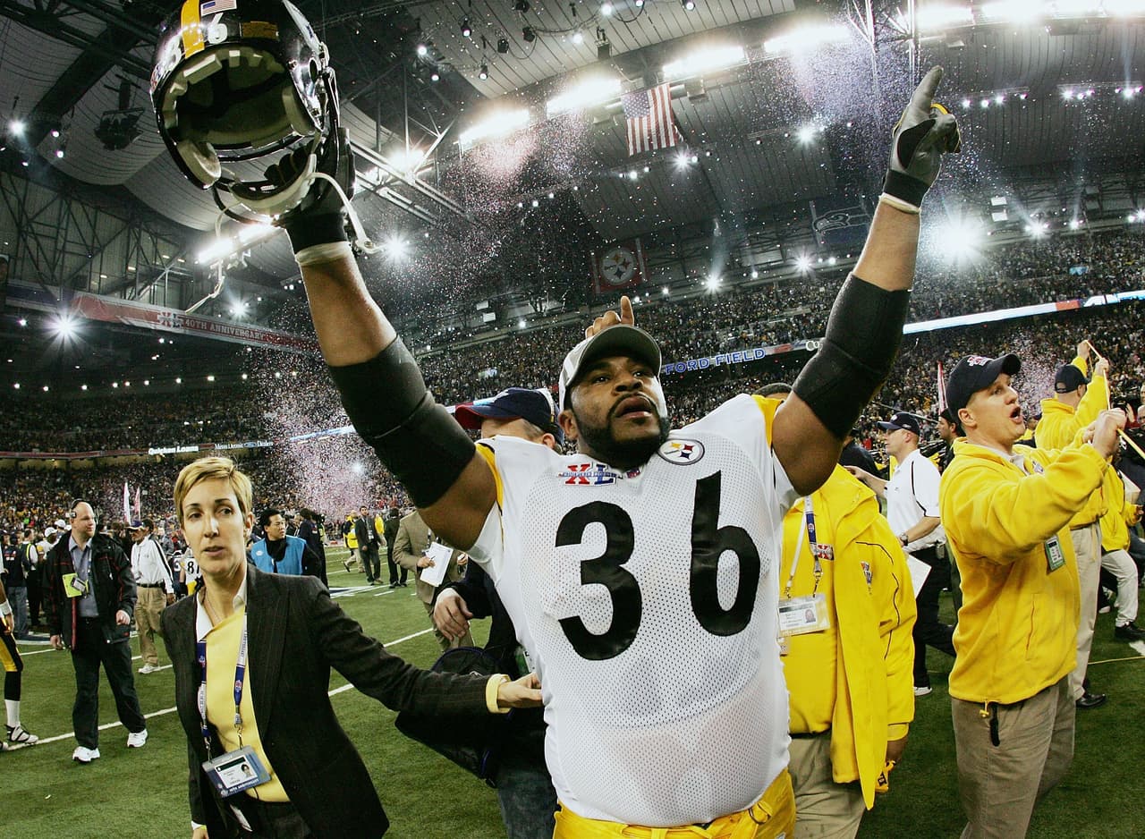 Jerome Bettis. Si bien los jugadores de la NFL son corpulentos, la posición de esta leyenda viviente de los Pittsburgh Steelers, requería mayor agilidad en el campo. Aun así, se desempeñó magistralmente.