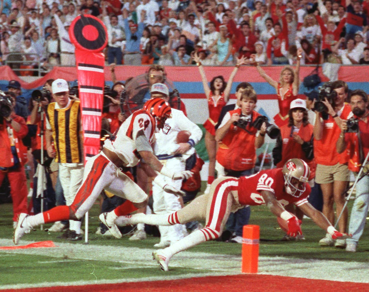 <b>10) Super Bowl XXIII</b>. Jerry Rice de los 49ers tuvo 215 yardas esa vez y es la marca para un receptor en un SB. El juego se ha vuelto más aéreo. No será fácil pero tampoco imposible superar la gesta.