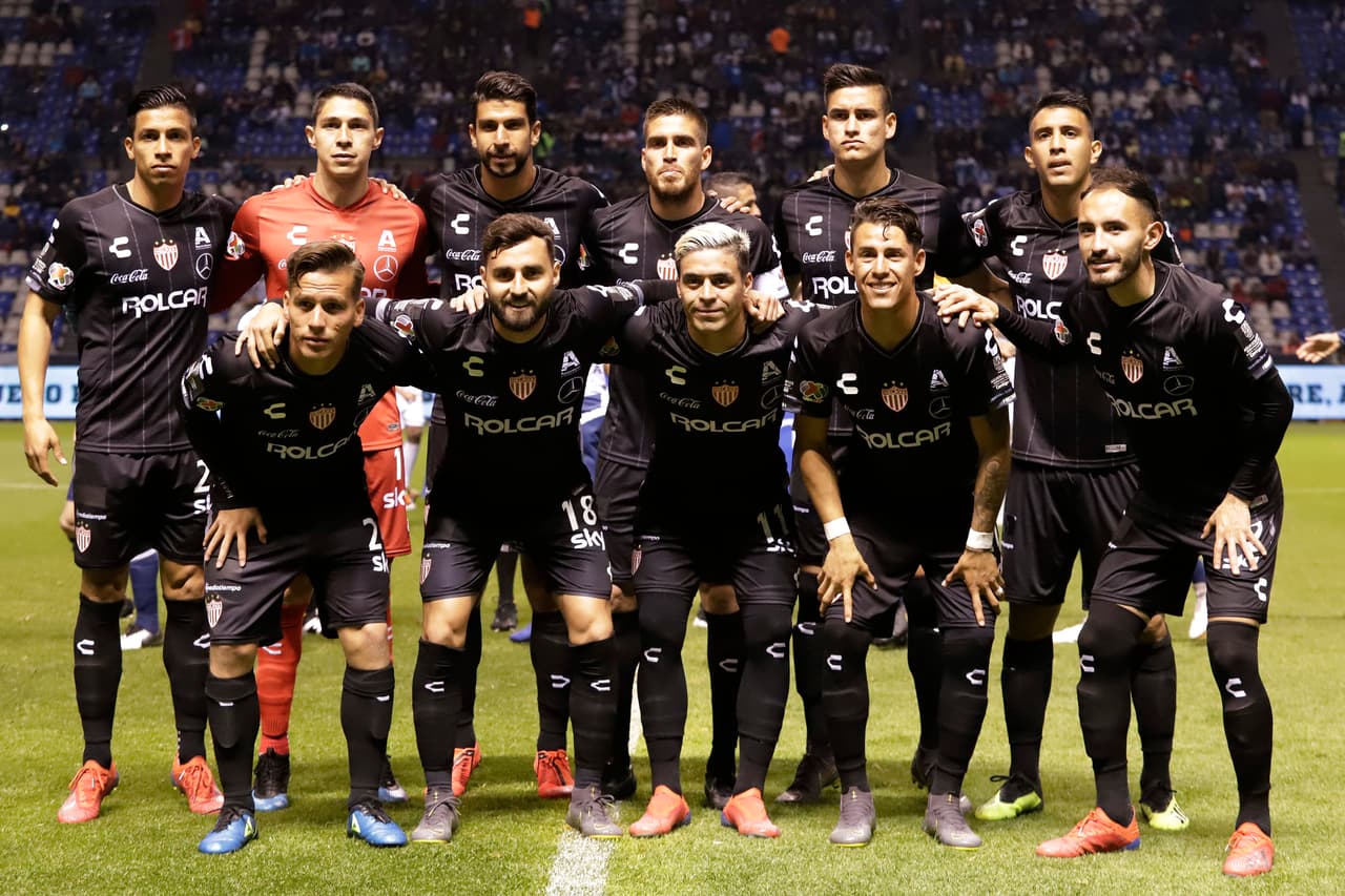 Los jugadores del Necaxa posaron con su formación titular en Puebla.