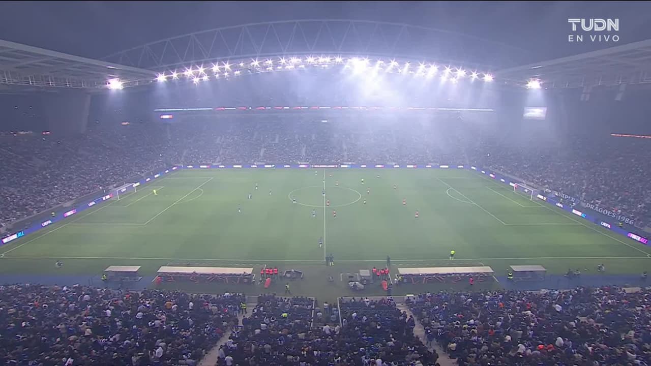 Arranca el partido y la pelota está en juego.