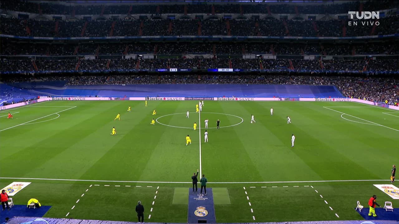 Arranca el partido y la pelota está en juego.