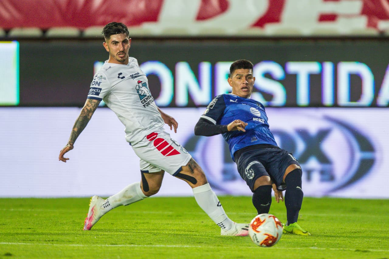 El partido se mancha un poco y comienzan a aparecer la tarjetas amarillas.